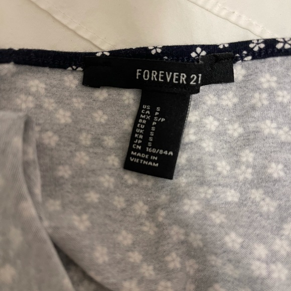 Navy and white flower crop top - Picture 5 of 5